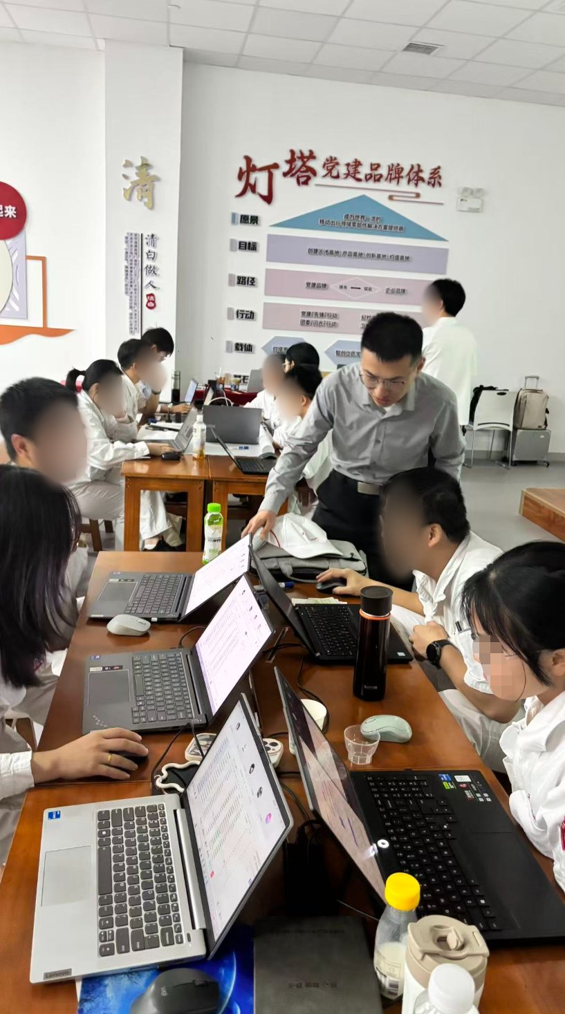 培训现场讲师在学员桌旁一对一指导操作