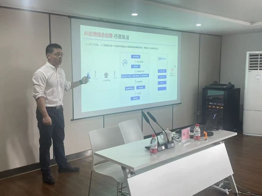 Alan 在企业 AI 内训现场授课