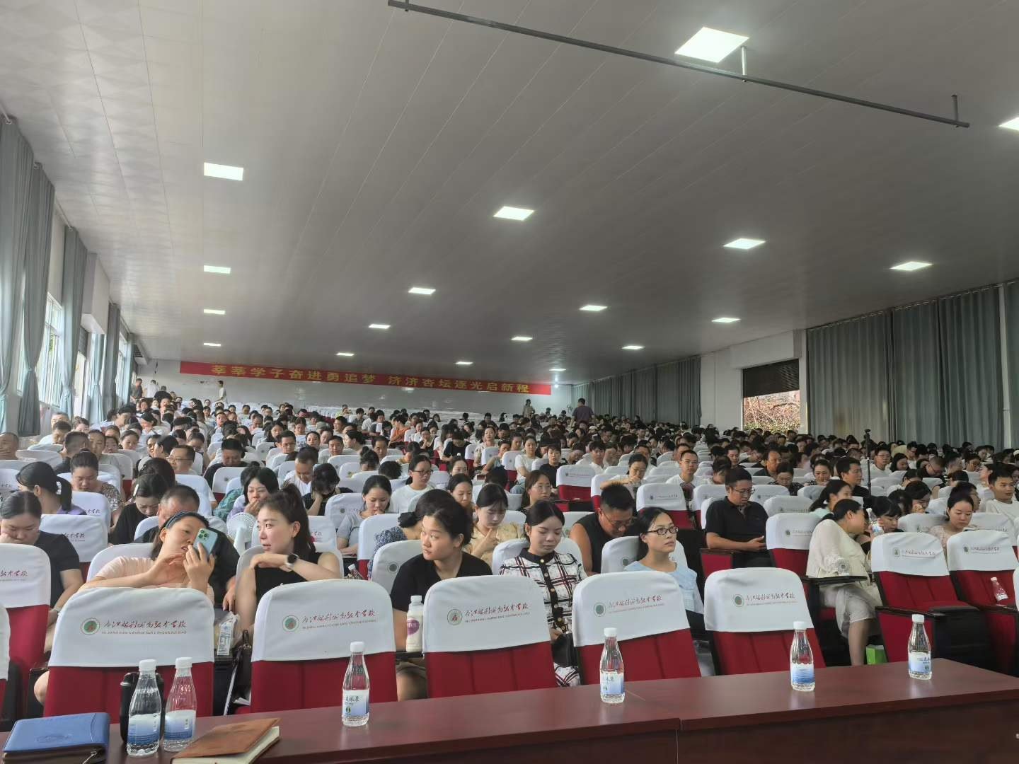 合江少岷教育集团AI培训现场，会场坐满参会教职工