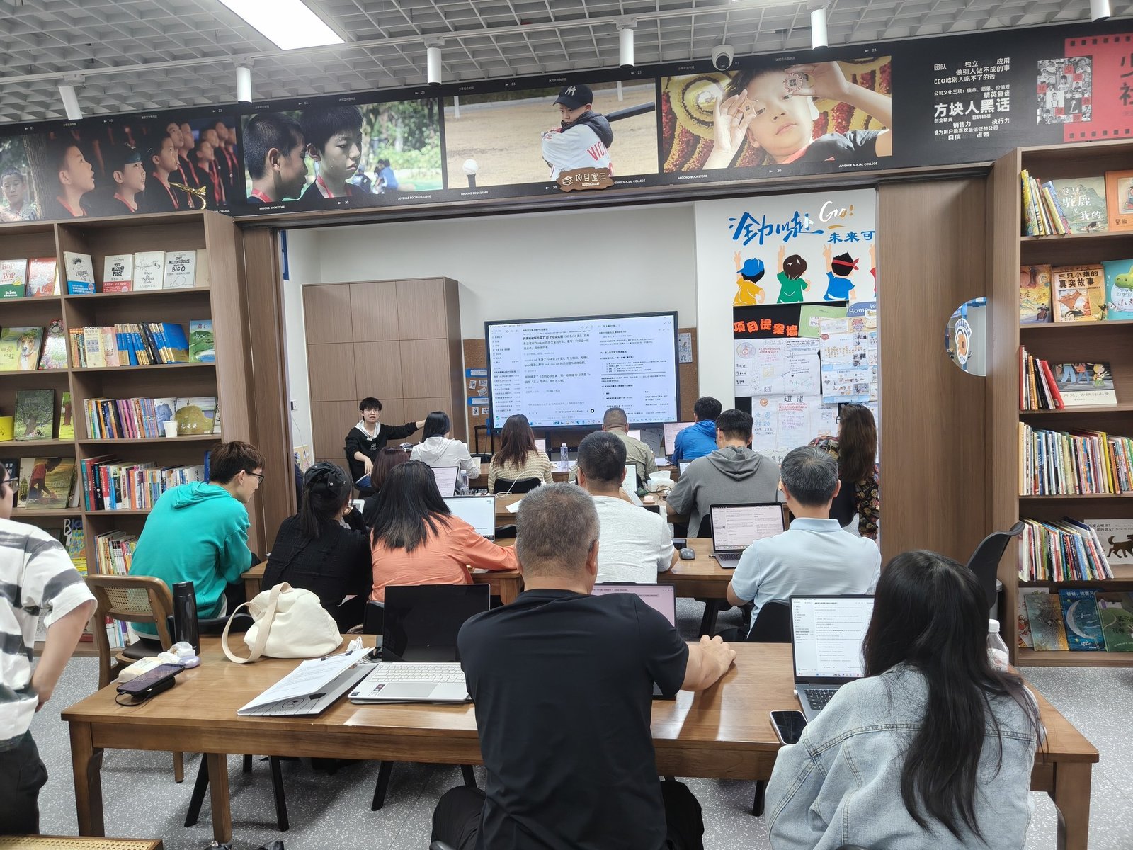 AI 办公提效线下分享实操现场，学员围桌带着自己的电脑跟着练