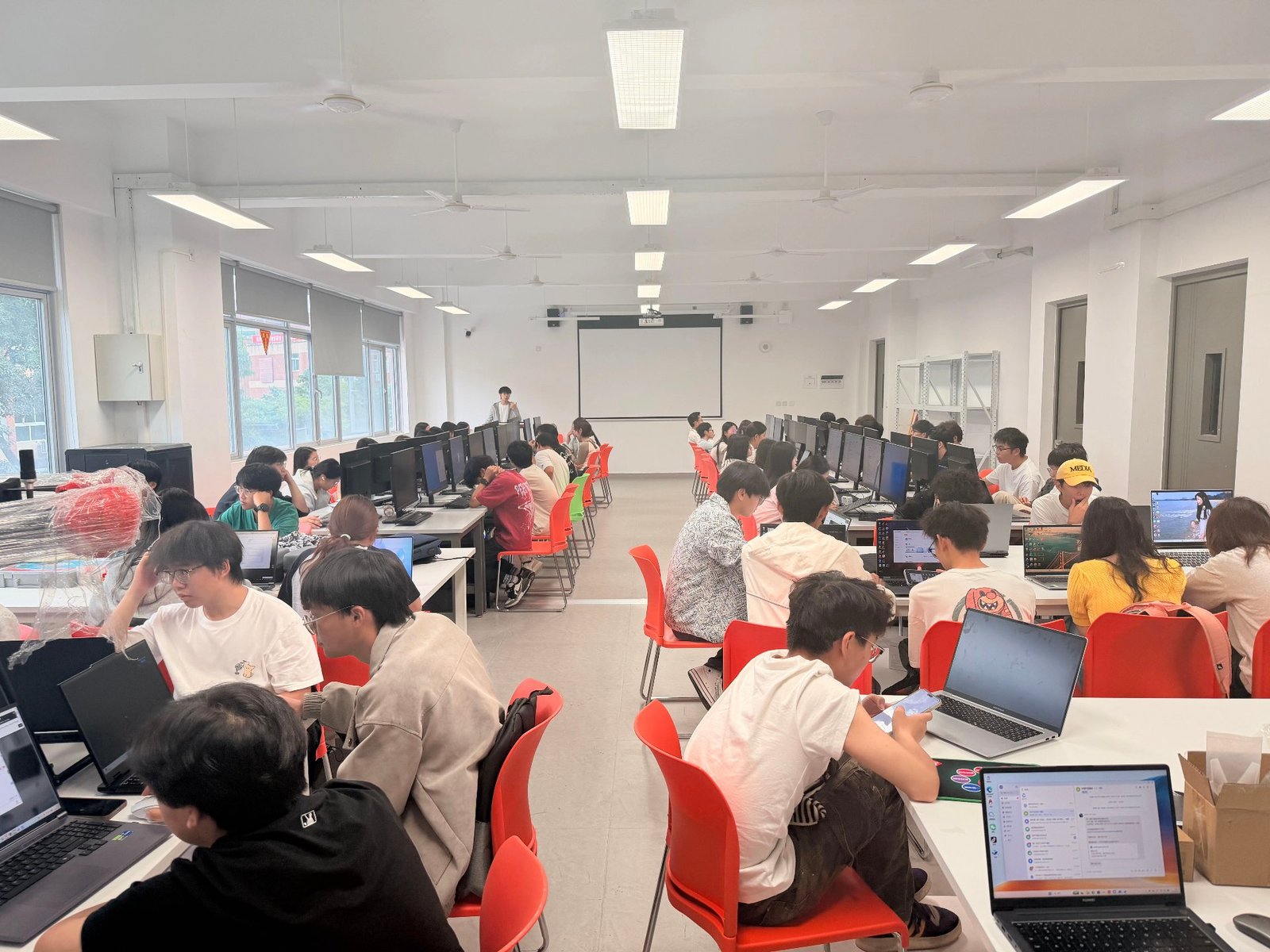 培训现场约 100 名大一新生与学院教师同步上机，跟随演示操作