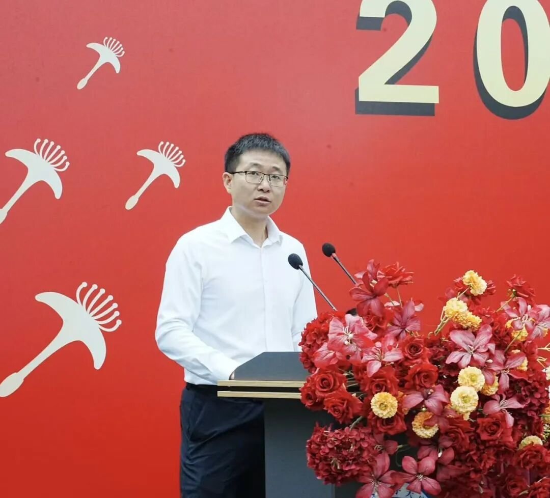 张财华在绵阳校区 2026 级新生开学典礼上以校友代表身份发言