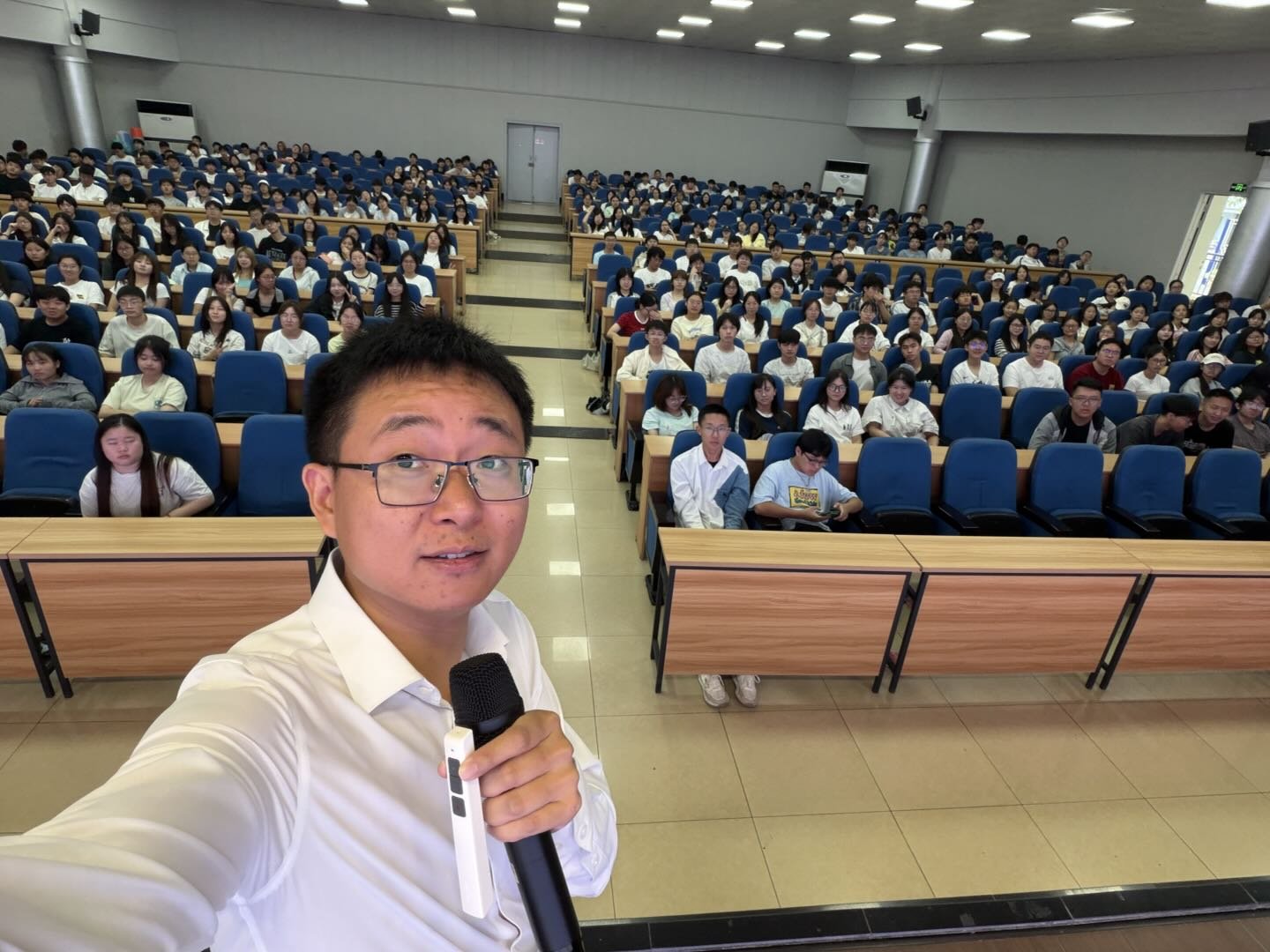 专题讲座现场座无虚席，新生认真聆听