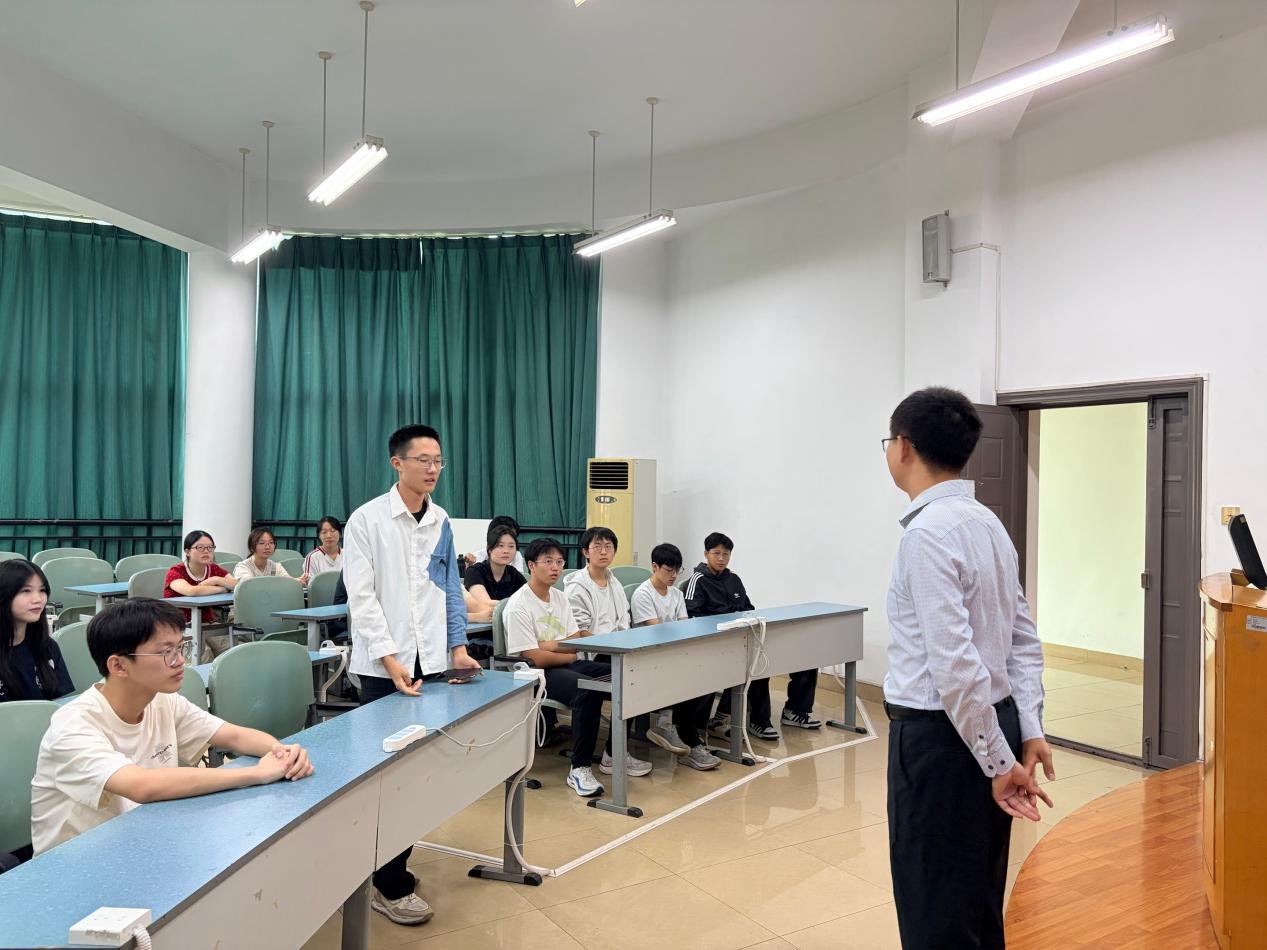 张财华与 2026 级本科人工智能创新班学生面对面交流