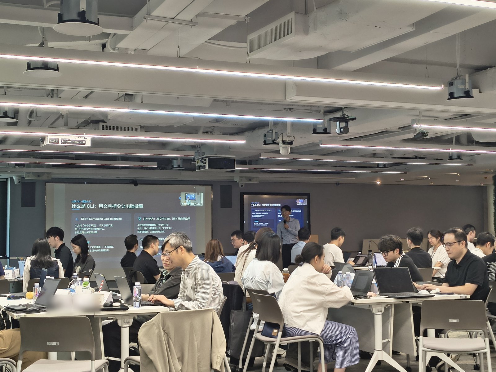张阳老师讲解 CLI 用文字指令让电脑做事，学员跟随演示同步上机