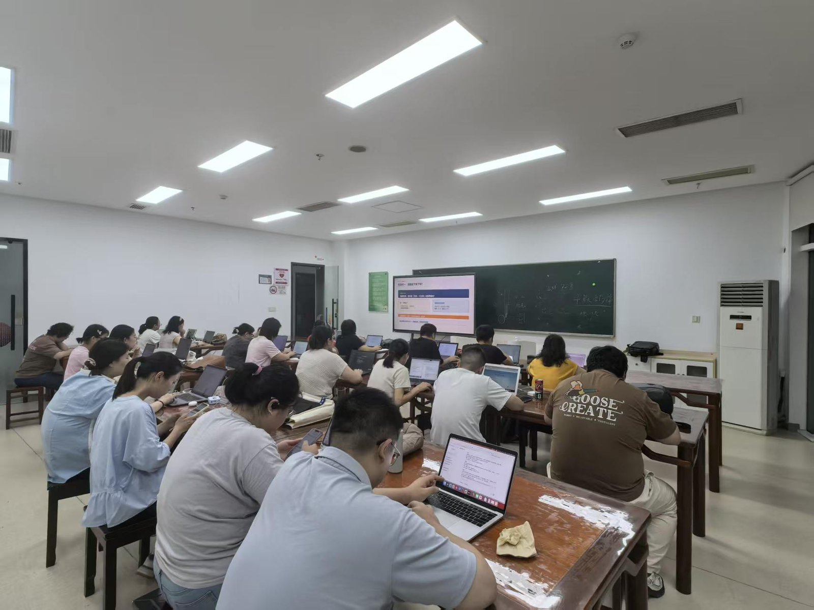 AI 赋能职场全流程提效实战课授课现场