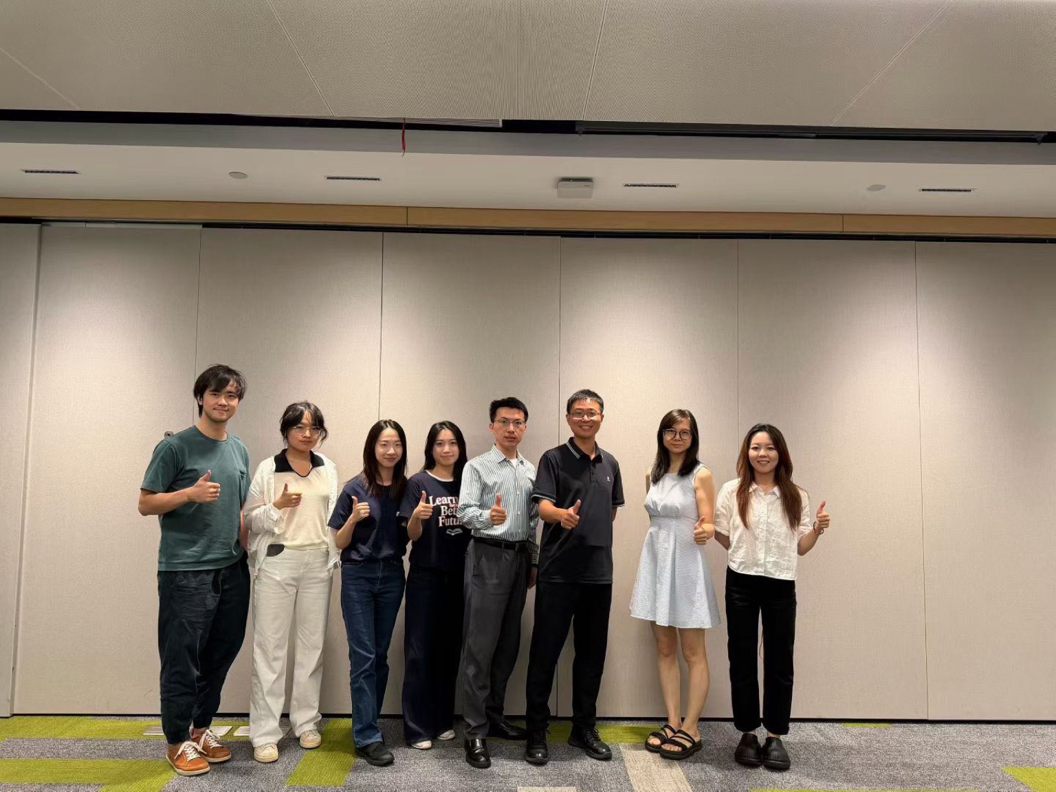讲师深入小组指导学员实操演练
