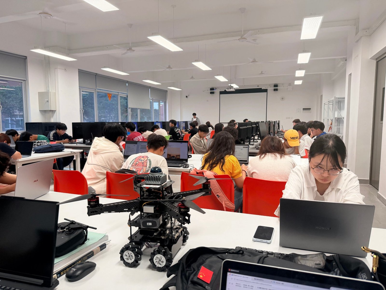 学生在机房使用豆包完成办公工具实操练习